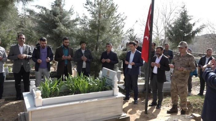 Diyarbakır'da şehit güvenlik korucusu kabri başında anıldı