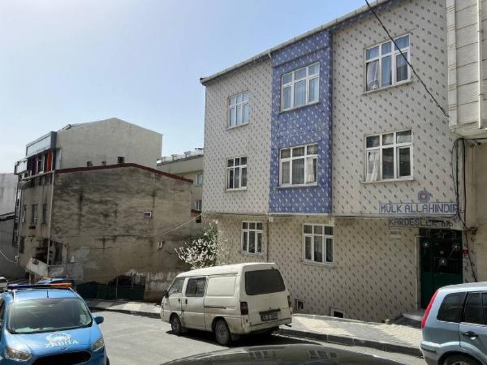 Arnavutköy’de bina inşaatında toprak kaydı, yandaki bina boşaltıldı