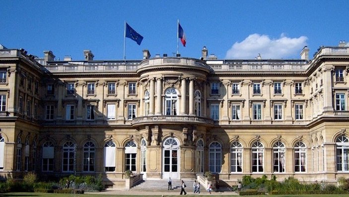 Fransa, 35 Rus diplomatı istenmeyen kişi ilan etti