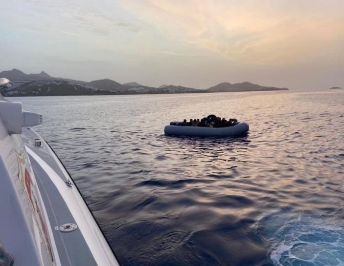 Muğla'da 15 mili yüzerek geçmeye çalışan 3 göçmen kurtarıldı