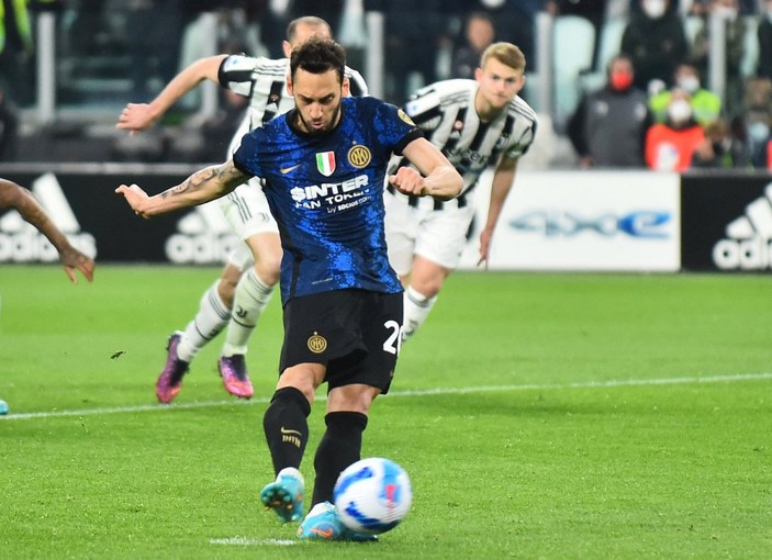 Inter, Juventus'u milli futbolcu Hakan Çalhanoğlu'nun golüyle yıktı