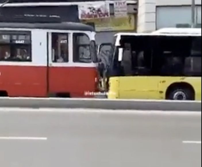Kadıköy'de özel halk otobüsü nostaljik tramvaya çarptı