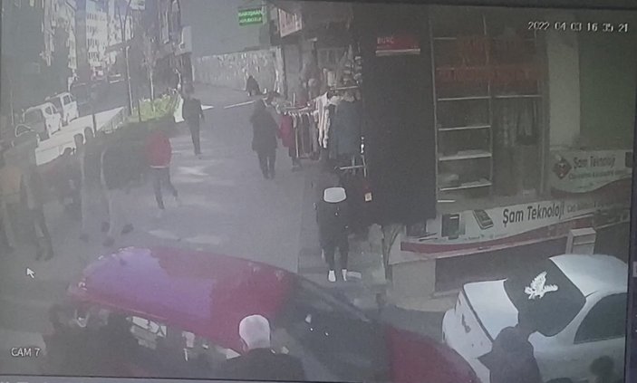 İstanbul'da fren yerine gaza basan sürücü, 2 kişiyi ezdi