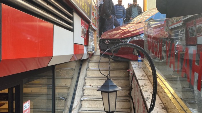 İstanbul'da fren yerine gaza basan sürücü, 2 kişiyi ezdi