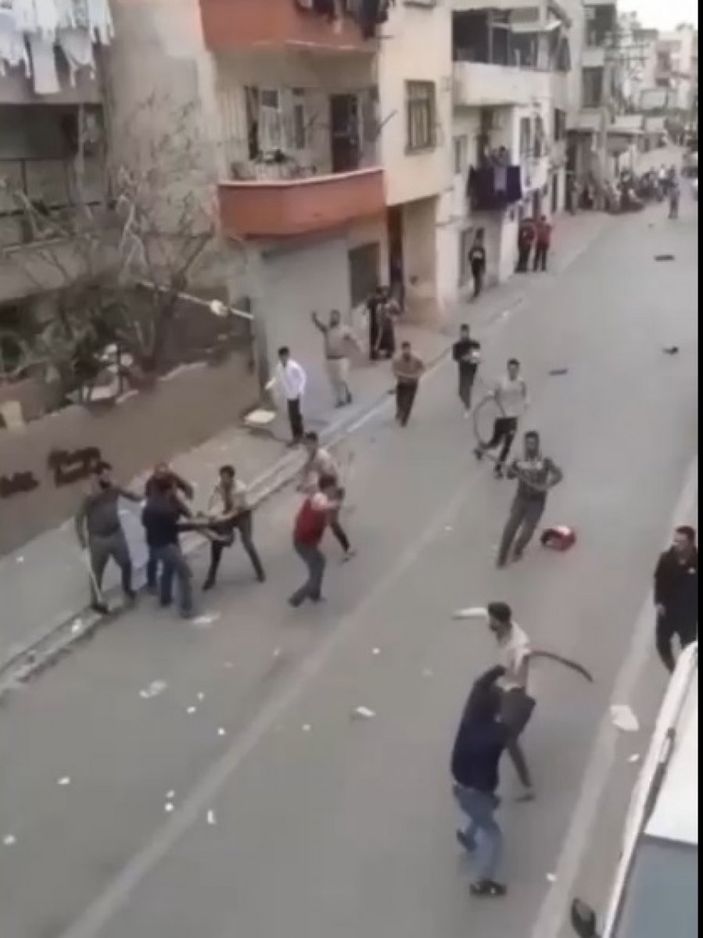 Mersin'de iki grup demir çubuklarla birbirine girdi