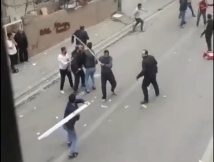 Mersin'de iki grup demir çubuklarla birbirine girdi