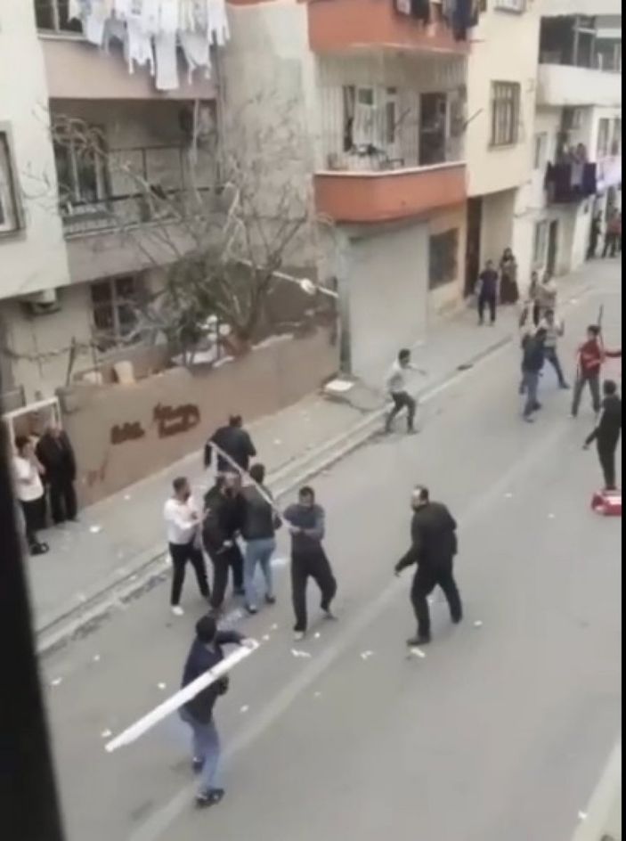 Mersin'de iki grup demir çubuklarla birbirine girdi