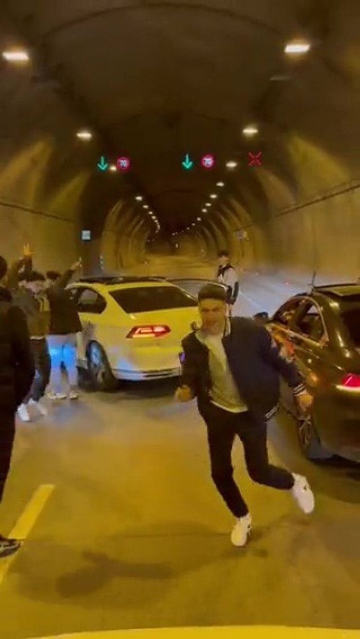 Kağıthane'de tüneli kapatıp, müzik dinleyen sürücülere ceza