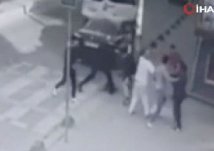 Arnavutköy'de 2 grup kavgaya karıştı