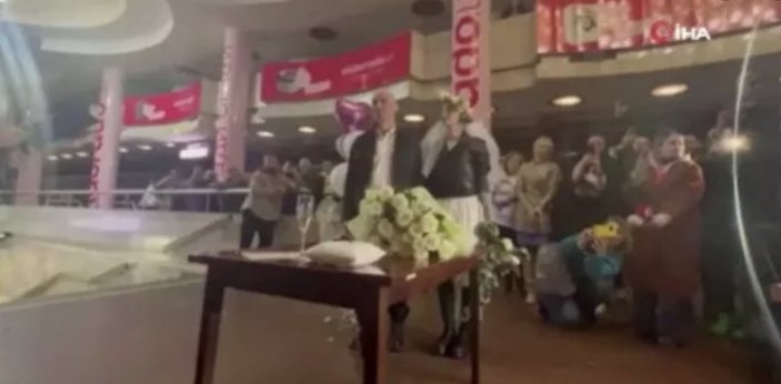 Harkov’da sığınak olan metro istasyonunda evlendiler