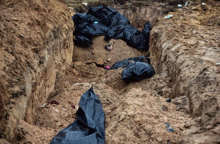 Ukrayna'da öldürülen siviller toplu mezarlara gömülüyor