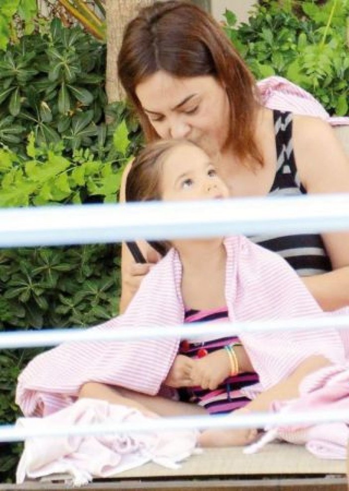 'Küçük Ebru'yu sonunda görebildik' Ebru Gündeş'in sır gibi sakladığı kızı Alara görenleri şoke etti!