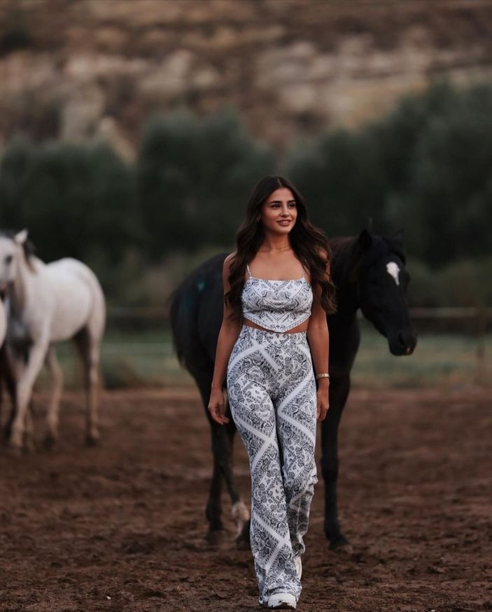 Gerçek hayatta tam bir afet tam.. Gönül Dağı'nın Asuman'ı atlarla poz verince sosyal medya yıkıldı!
