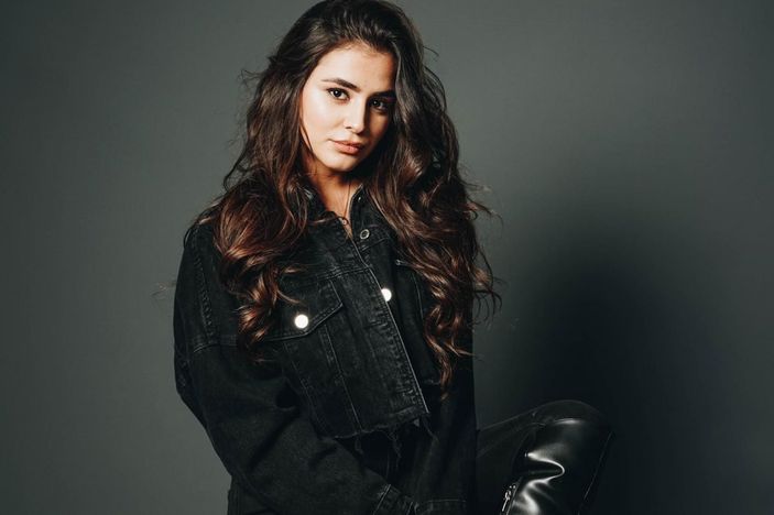 Gerçek hayatta tam bir afet tam.. Gönül Dağı'nın Asuman'ı atlarla poz verince sosyal medya yıkıldı!