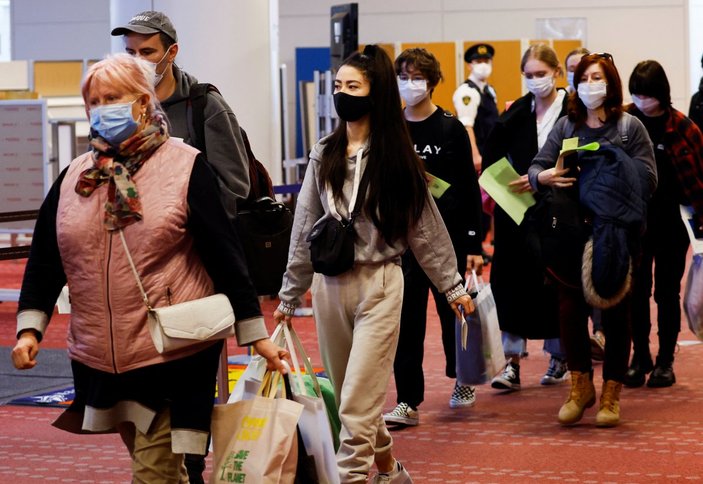 Japonya Dışişleri Bakanı, Polonya'dan 20 Ukraynalı mülteci ile döndü