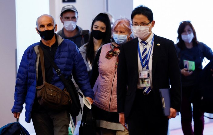 Japonya Dışişleri Bakanı, Polonya'dan 20 Ukraynalı mülteci ile döndü