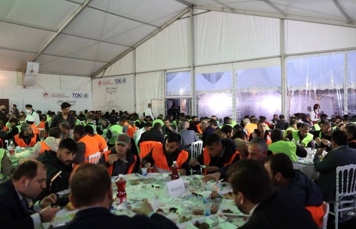 Murat Kurum, TOKİ şantiyesi çalışanlarıyla iftar yaptı