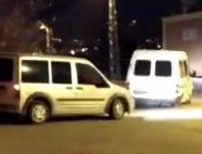 Osmaniye'de polisten kaçan odun kaçakçıları polis aracına çarpınca yakalandı