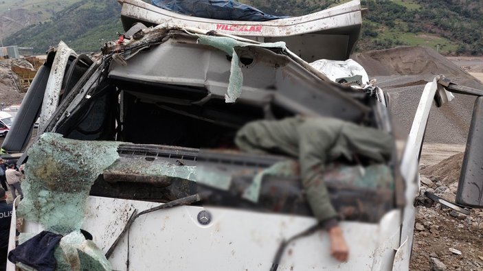Samsun'da uçuruma yuvarlanan kamyon şoförü yaşamını yitirdi