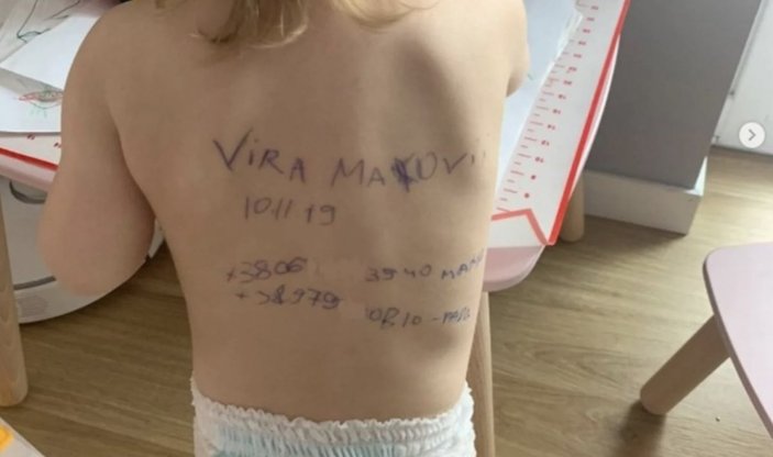 Ukraynalı anneden yürek burkan yöntem: Çocuğunun iletişim bilgilerini sırtına yazdı