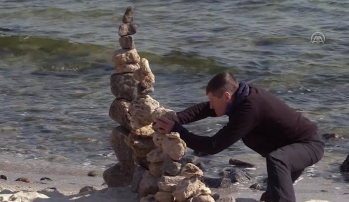 Ukraynalı sanatçı, taşlardan devlet arması yapıyor