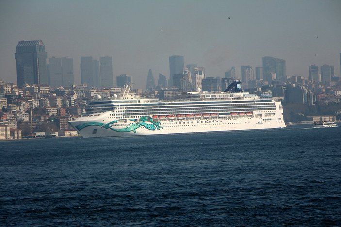 İstanbul’da, 1.036 yolcu taşıyan kurvaziyer gemisi limana demir attı