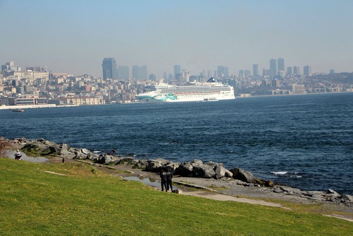 İstanbul’da, 1.036 yolcu taşıyan kurvaziyer gemisi limana demir attı