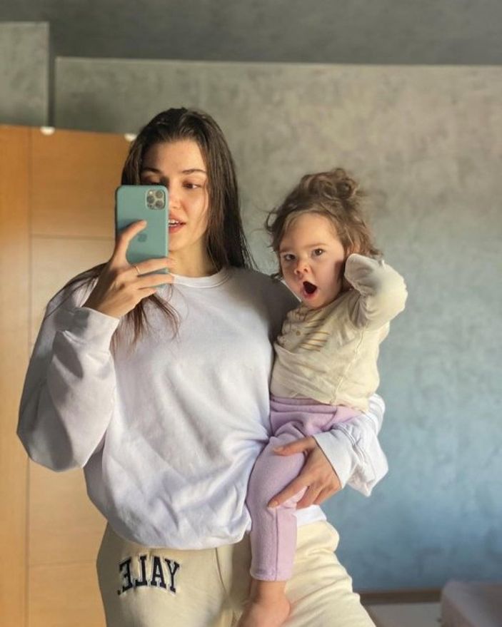 Güzelliği teyzesini sollar! Hande Erçel'in yeğeni Mavi ile Instagram pozları
