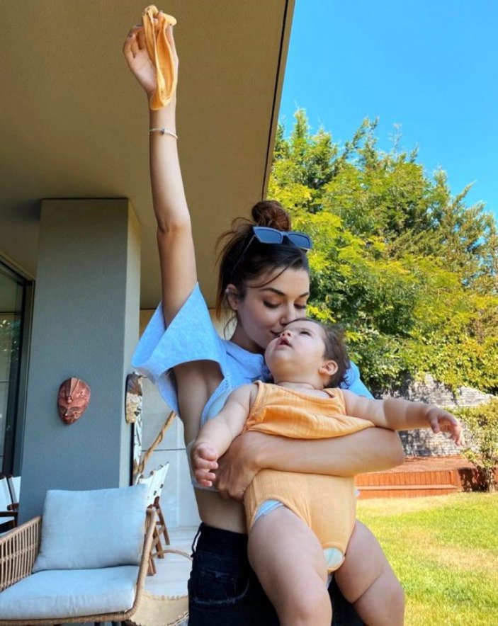 Güzelliği teyzesini sollar! Hande Erçel'in yeğeni Mavi ile Instagram pozları