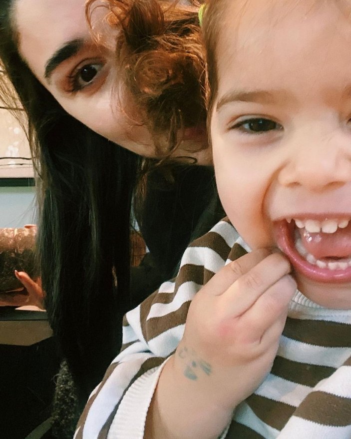 Güzelliği teyzesini sollar! Hande Erçel'in yeğeni Mavi ile Instagram pozları