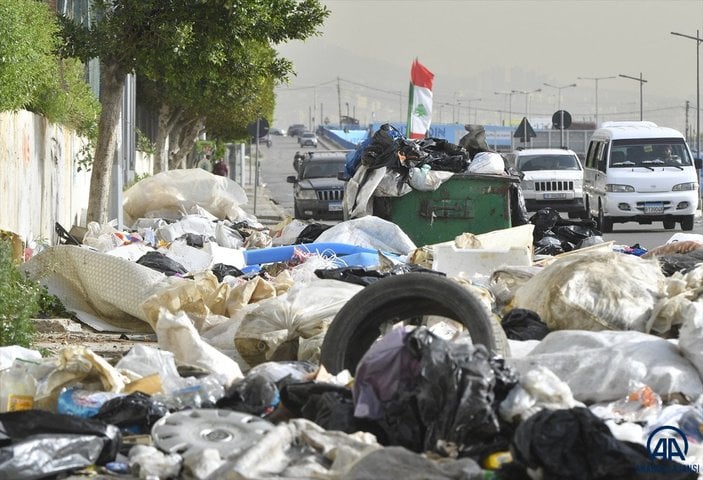 Beyrut sokaklarında çöp yığınları