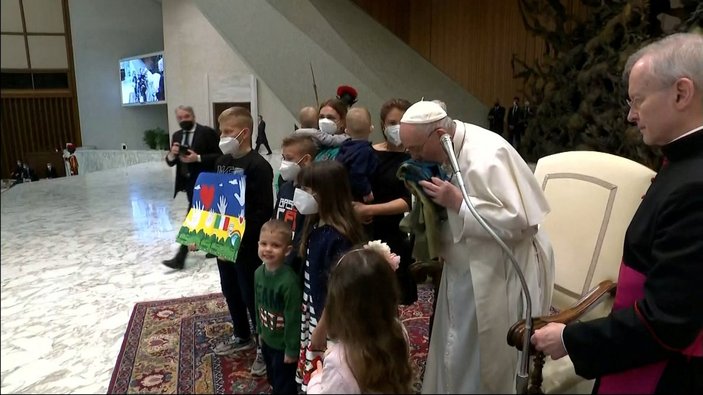 Papa Franciscus, Ukrayna bayrağını öptü