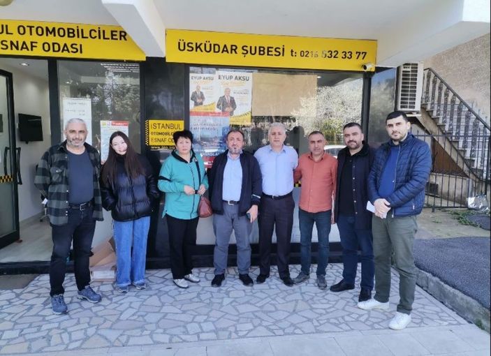i Üsküdar'da taksici, aracında unutulan 14 bin doları sahiplerine ulaştırdı