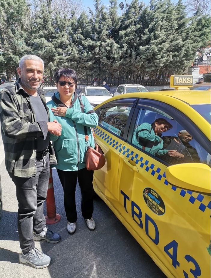 i Üsküdar'da taksici, aracında unutulan 14 bin doları sahiplerine ulaştırdı