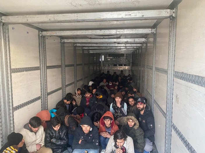 Bitlis’te tırdan 129 kaçak göçmen çıktı