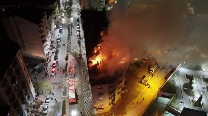 Elazığ'daki bina yangınının alevleri, geceyi aydınlattı