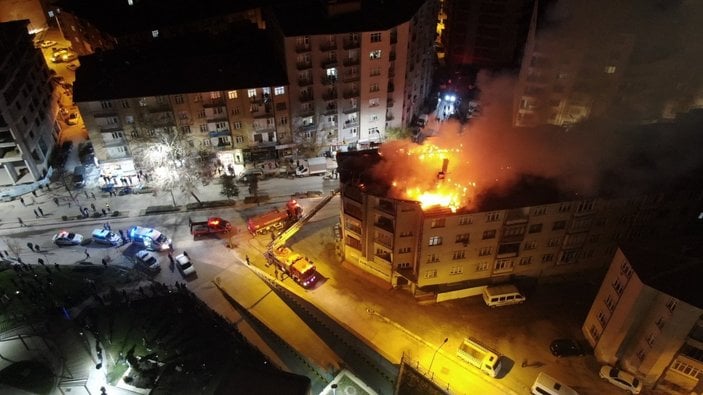 Elazığ'daki bina yangınının alevleri, geceyi aydınlattı