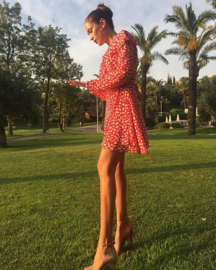 Kuruluş Osman'ın Aygül'ü bol dekolteli elbiseleriyle 'Sen neymişsin' dedirtti! Siz bir de Instagram'da görün..