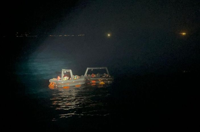 Çeşme'de 25 kaçak göçmen kurtarıldı