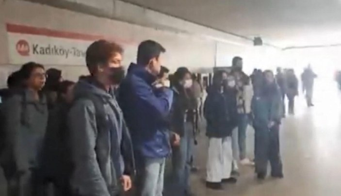 İstanbul'daki ulaşım zammına tepki: Turnikelerden atladılar