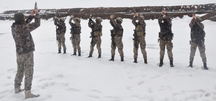 Kars’ta kadın polisler attığını vuruyor