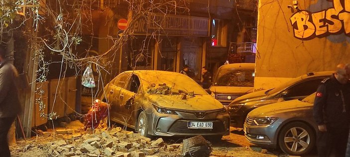 Beşiktaş'ta metruk binanın çatısıdan kopan parçalar otomobilin üzerine düştü