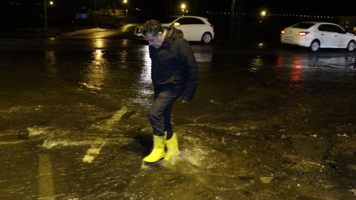 Ardahan’da eriyen kar ve sağanak yağış nedeniyle yolları su bastı