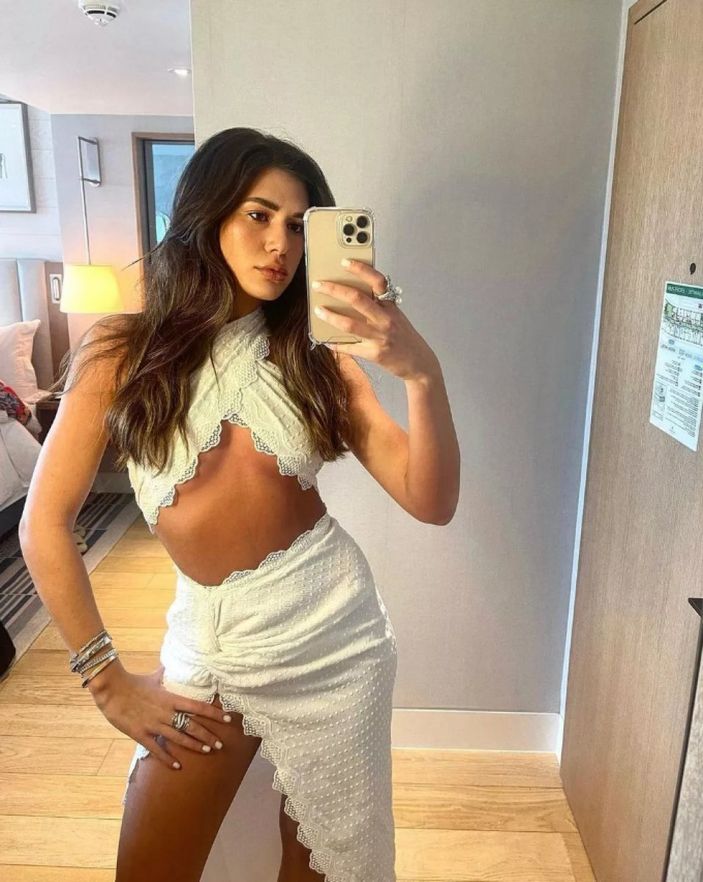 'Giyinmemişsin canım ya' Fenomen Sibil Çetinkaya'nın küçücük elbisesi sosyal medyayı yıktı...