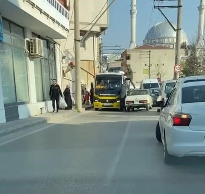 Bursa'da otomobilin üzerine çıkan sürücü, minibüs şoförüne saldırdı