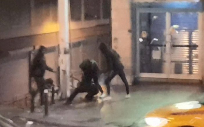 Taksim'de kavga: Aralarına alıp dövdüler
