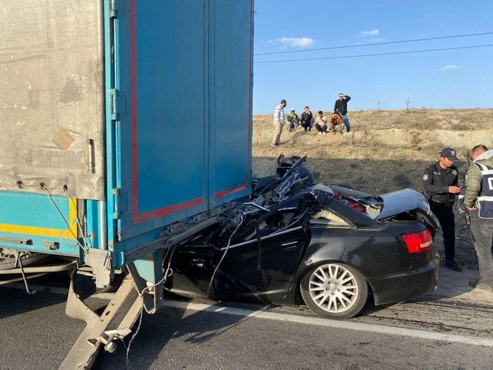 Kütahya’da tıra çarpan otomobilin sürücüsü öldü