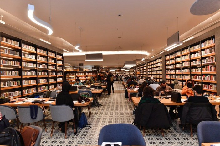 Üsküdar'daki Haluk Dursun Kütüphanesi, gençlerin ilgi odağı olmaya devam ediyor