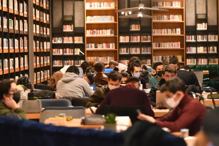 Üsküdar'daki Haluk Dursun Kütüphanesi, gençlerin ilgi odağı olmaya devam ediyor