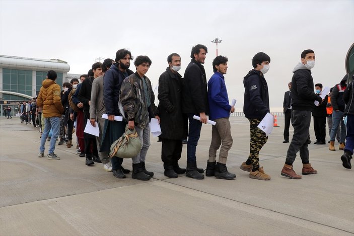 227 Afgan göçmen ülkelerine gönderildi